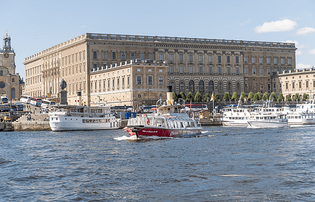 Ho Ho Stockholm boat sailing near the royal palace horizontal 640x410 8