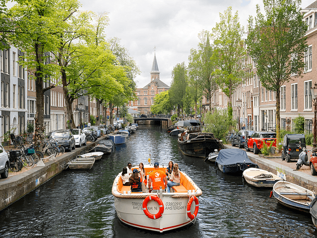 Lovely Cruises Private Boat Rental sailing