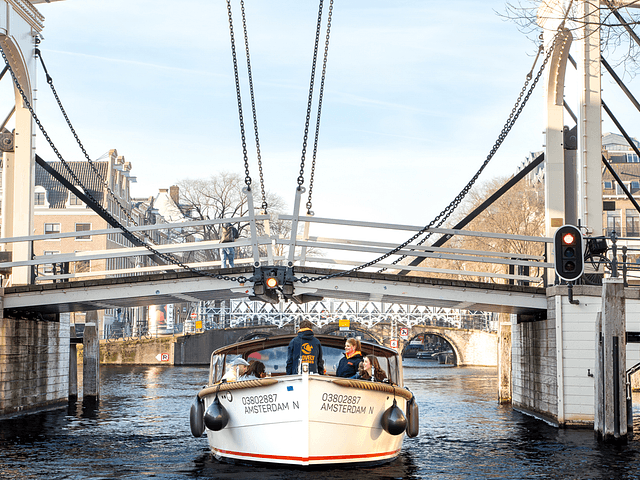 Lovely Cruises Winter Boat under the bridge 1000x750