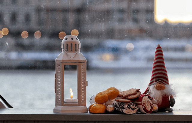 Lovely Cruises Stockholm Winter holiday cruise candle and cookies horizontal 640x410 2