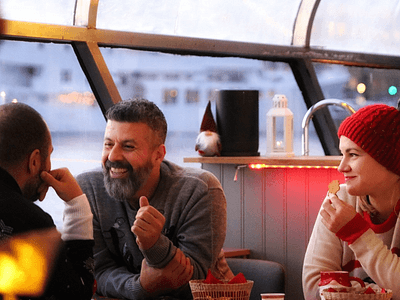 Lovely Cruises Stockholm Winter holiday cruise guests preview 640x644 1