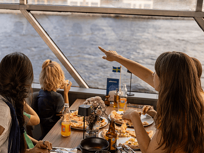 Lovely Cruises Stockholm family on pizza cruise preview 640x644 1
