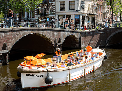 Lovely Cruises boat with people preview4